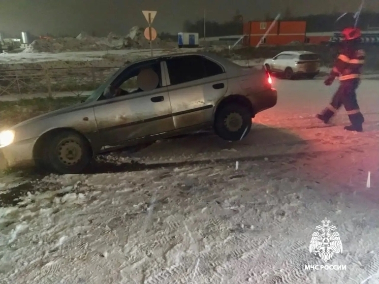Под Тверью спасатели пришли на помощь водителю, угодившему в канаву