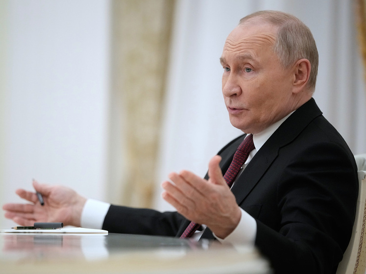 Владимир Путин в канун Дня прав человека провел онлайн-встречу с членами СПЧ. Президент отметил высокую миссию правозащитников, к которым люди идут «с обидами, негодованием и возмущением». «Нужно обладать большим терпением, чтобы выслушать человека, успокоить его и добиться справедливости», — сказал он.