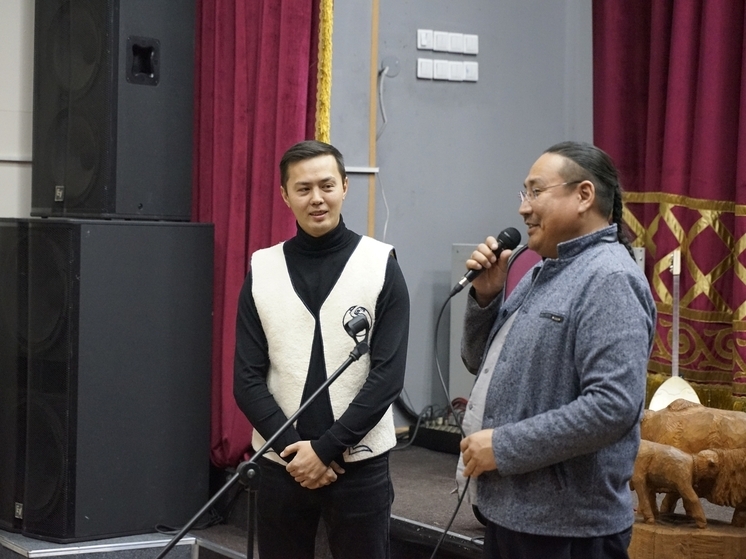 В Кызыле состоялась встреча с художником из Республики Алтай  Аржаном Ютеевым