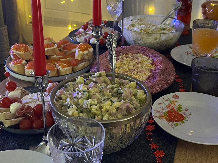 Обычно новогодний стол переполнен разными блюдами, а его подготовка становится забегом на выносливость для семьи. Мы не экономим на продуктах и готовим разнообразную еду. Однако часто стол становится таким «тяжелым», что после еды больше хочется спать, а не праздновать.