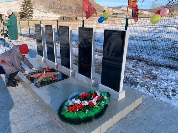Жители хакасской деревне перенесли памятник участникам ВОВ из-за нового ДК