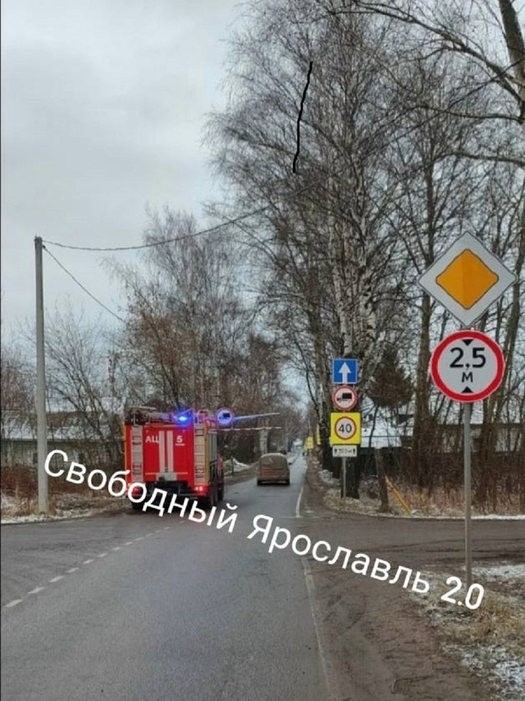 В Ярославле пожарная машина не смогла проехать под рамку весового ограничителя