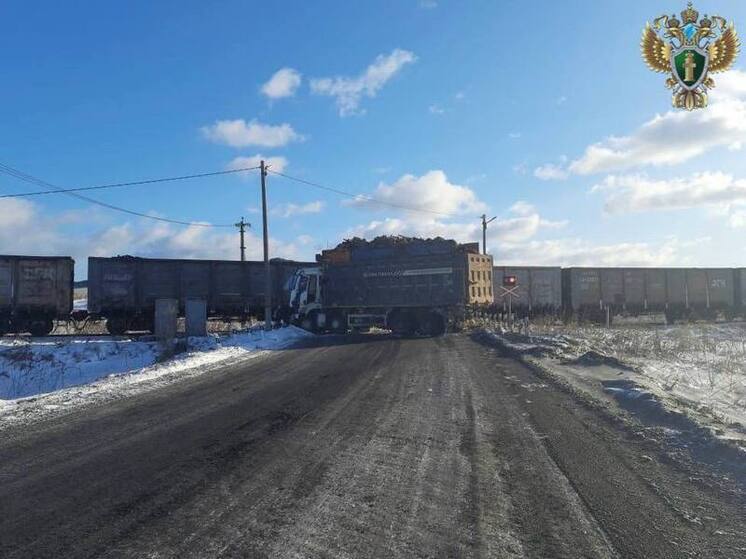 На Сахалине поезд столкнулся с фурой на регулируемом переезде