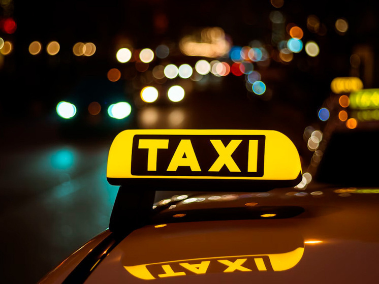 Клиенты напали на таксиста в Курске за отказ везти детей без кресла