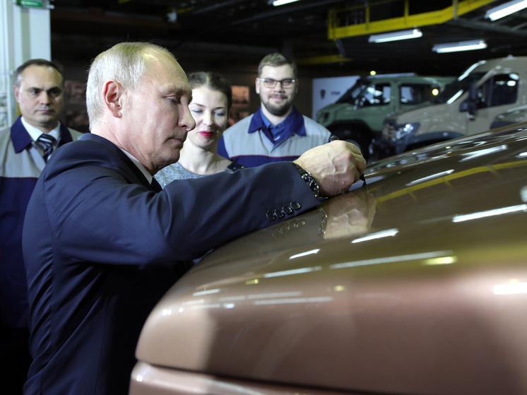 Песков: Путин, передвигаясь по городу не в кортеже, может и сам садиться за руль