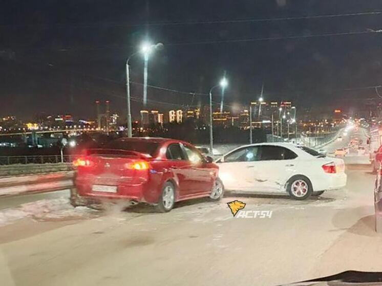 Авария на переправе в Новосибирске создала серьёзный затор в утренний час пик