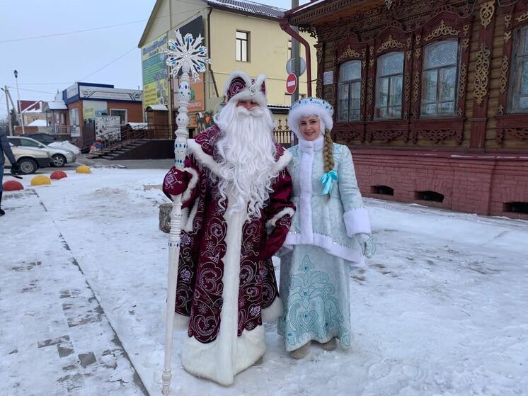 Стало известно, сколько стоит праздник с Дедом Морозом и Снегурочкой в Омской области