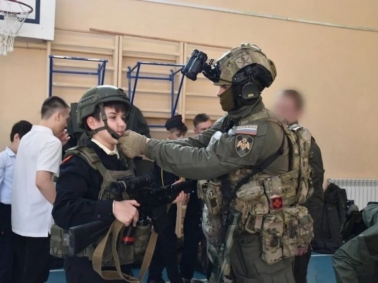 В День Героев Отечества офицеры хабаровского СОБР провели урок мужества для школьников