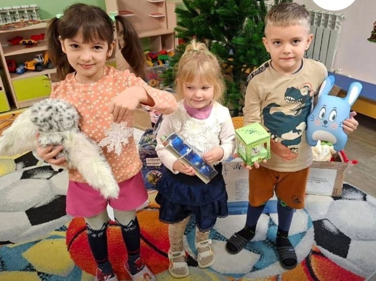 Дошколята Волновахи с энтузиазмом разобрали новогодние подарки от ямальцев