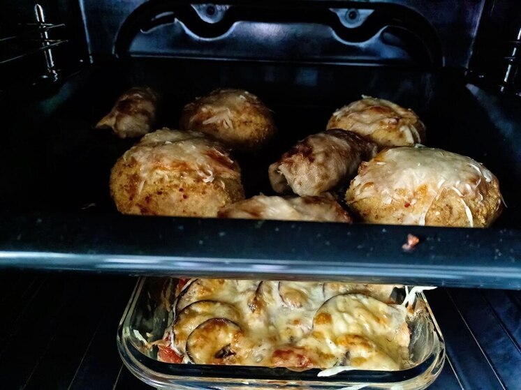 В Панкрушихинском районе на кухне одного из домов развернулась настоящая семейная драма: муж вылил спиртное жены, а она в ответ выкинула его котлеты