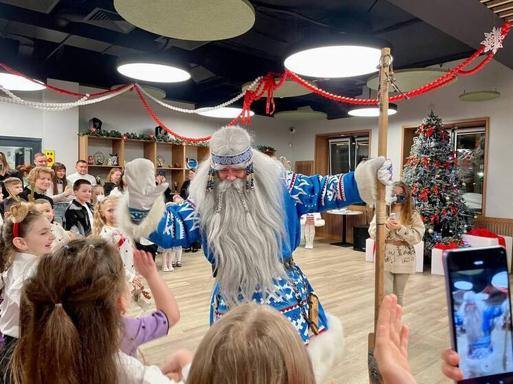 Ямал Ири пел и плясал с малышами Муравленко