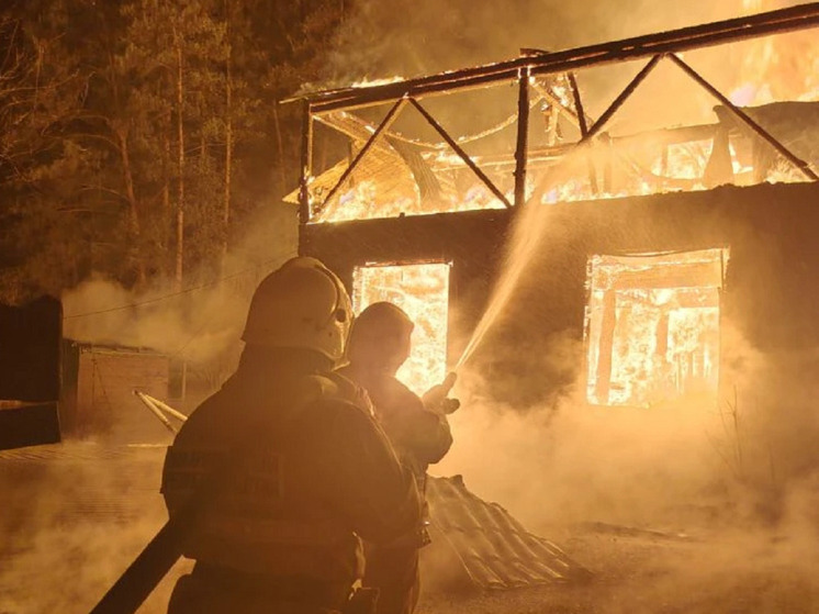 Огонь уничтожил кафе на турбазе в Горном Алтае