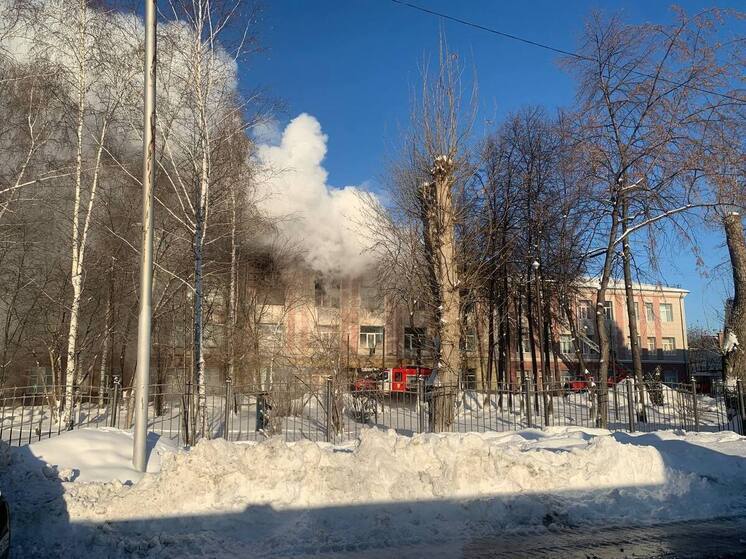 Массивное задымление в центре Новосибирска из-за пожара в педагогическом колледже