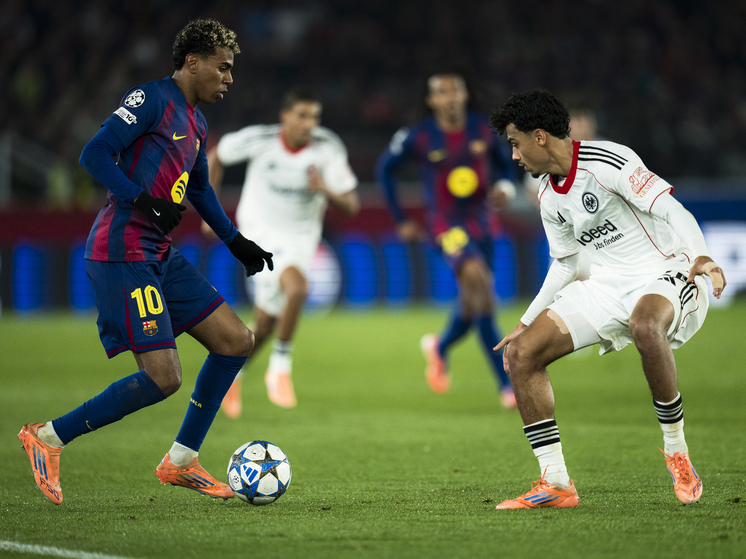 9 декабря 2025 года «Барселона» одержала волевую победу над «Айнтрахтом» (2:1) в Лиге чемпионов, дважды отыгравшись благодаря голам Умбера Кунде с головой. Это пятая подряд игра, в которой каталонцы пропускали первыми. Победа позволила команде набрать 10 очков и сохранить шансы на попадание в первую восьмёрку для прямого выхода в 1/16 финала. Для этого необходимо выиграть у «Славии» и «Копенгагена».