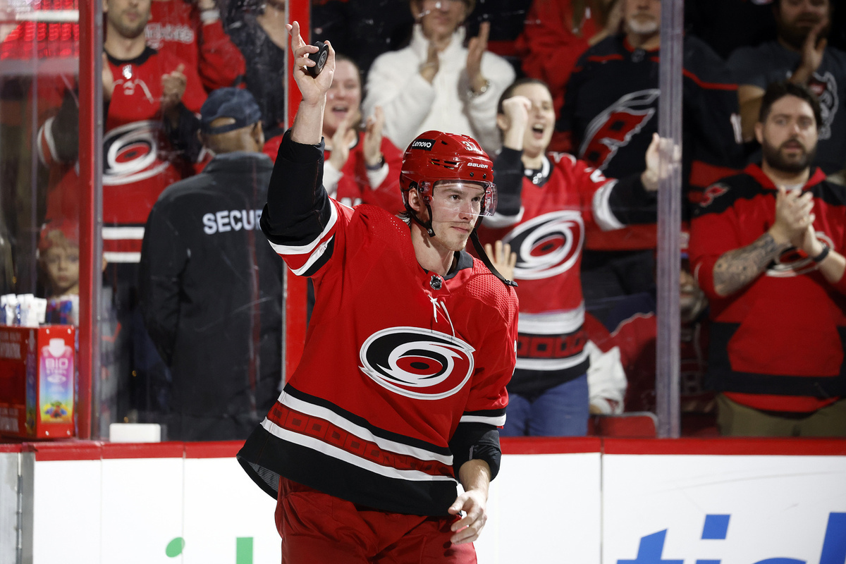 «Каролина» победила «Коламбус». У Свечникова, Воронкова и Марченко — четыре очка на троих