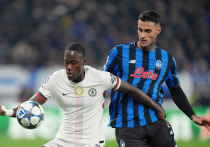 «Челси» уступил «Аталанте» со счётом 1:2 в матче Лиги чемпионов, упустив преимущество после гола Жоао Педро. Во втором тайме итальянцы сравняли счёт усилиями Скамакки и вырвали победу благодаря де Кетеларе. Главный тренер Энцо Мареска выразил сожаление по поводу двух пропущенных «лёгких» голов и призвал команду повысить концентрацию. «Челси» имеет 10 очков и для прямого выхода в 1/16 финала должен выиграть оставшиеся матчи с «Пафосом» и «Наполи».