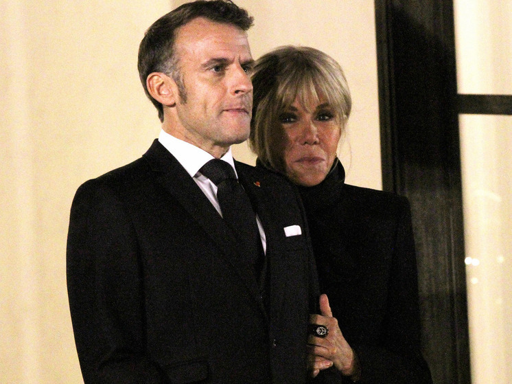 Брижит Макрон попала под раздачу из-за грубостей в адрес протестующих женщин