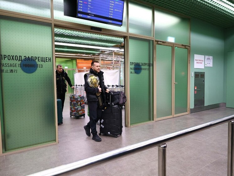 Чемпион UFC Пётр Ян вернулся домой после победы