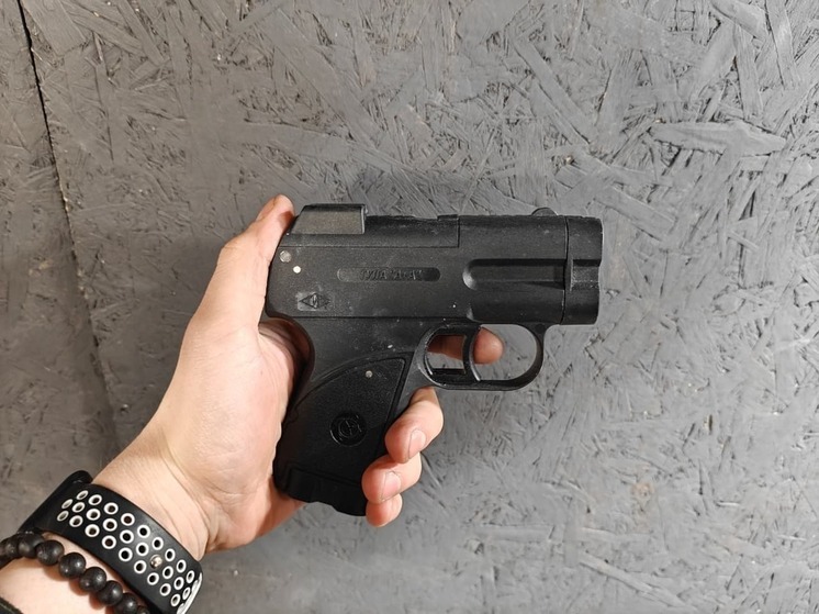 Двое жителей Барнаула «забили стрелку» один на один. Однако один из них привел с собой семью и знакомых. Группа мужчин распылила перцовый баллончик в глаза оппонента, что заставило его применить оружие.