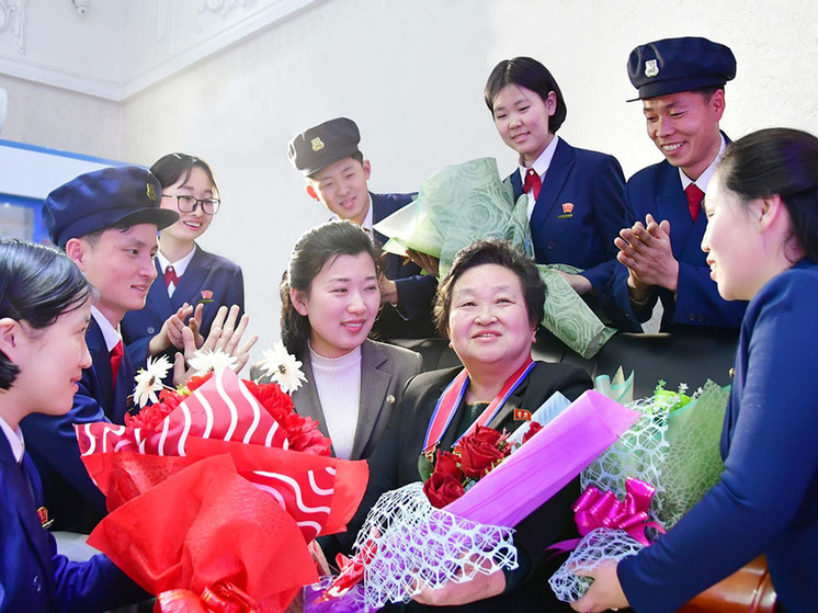 Председатель Государственных дел Ким Чен Ын, говоря, что нельзя думать о семье, обществе и будущее Родины без роли женщин как мощных сил развития государства и общества, безгранично любит их и заботится о них