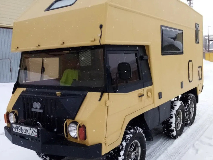 Сняли на фото: в Сургуте построили уникальный автодом из Pinzgauer 712 1981 года