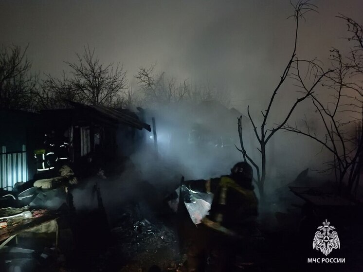 В тульском поселке Барсуки потушили заброшку на 18 квадратах