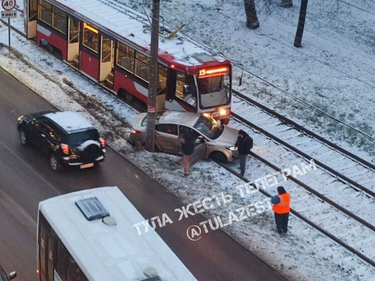 В Туле на Станиславского столкнулись автомобиль и трамвай