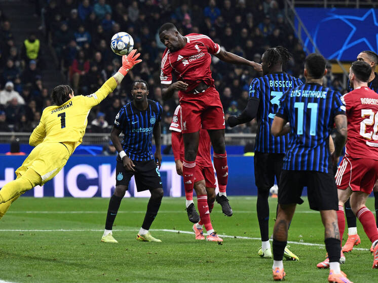 «Ливерпуль» победил «Интер» со счётом 1:0 в матче группового этапа Лиги чемпионов. Доминик Собослаи на 88-й минуте реализовал пенальти, назначенный после вмешательства VAR за фол Алессандро Бастони на Флориане Виртце. Мохамед Салах отсутствовал из-за конфликта с тренером. «Ливерпуль» набрал 12 очков и занимает восьмое место, «Интер» — пятое с тем же количеством баллов, но лучшей разницей мячей.