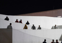 Дональд Трамп попытался перезагрузить свое проблемное президентство в США на мероприятии в стиле митинга с помощью серии громких заявлений об экономике и ксенофобских нападок на иммигрантов и “отстойные страны”