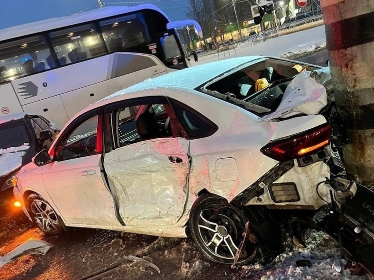 Проезд на красный в Череповце закончился ДТП с тремя машинами