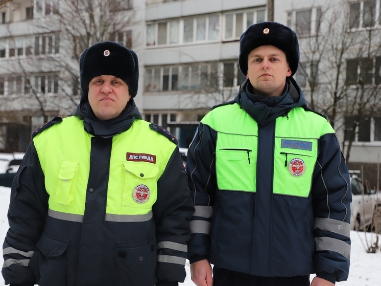 Псковские полицейские эвакуировали жильцов из горящего многоэтажного дома