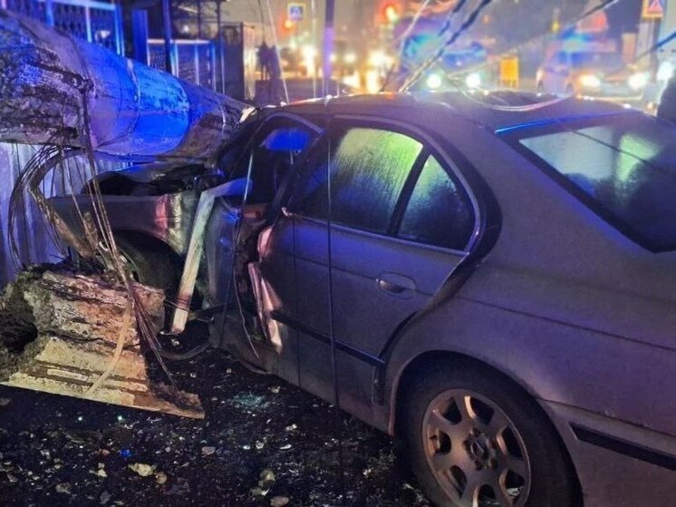 В Мелитополе лихач наехал на опору линии электропередачи