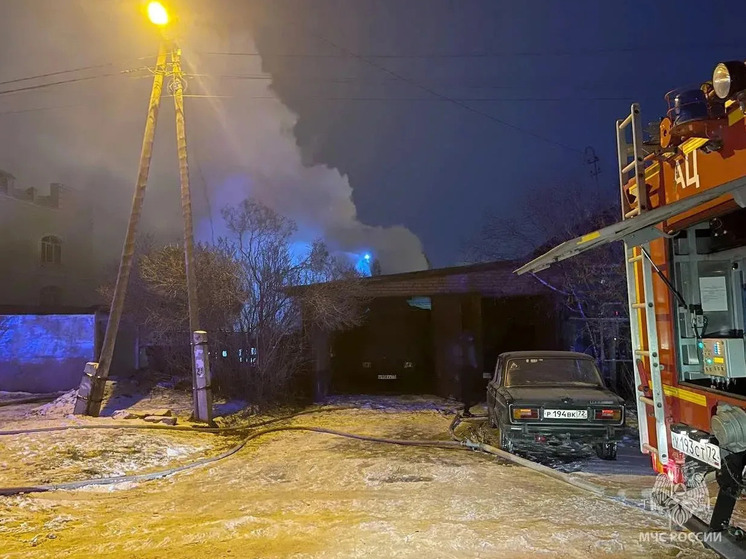 В Тюмени при пожаре в частном доме погибли два человека