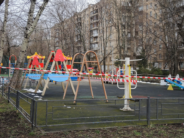 В Саларьево на детской площадке нашли подозрительный пакет с надписью «Открой»