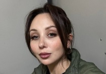 Завершившая карьеру 28-летняя российская фигуристка Елизавета Туктамышева поделилась совместным фото с сестрой Евгенией. Девушки вместе побывали в Японии.