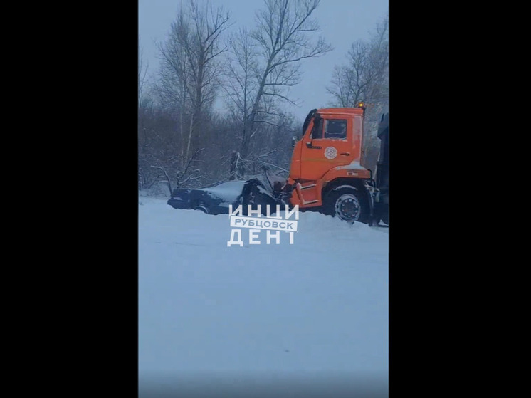 На алтайской трассе произошло серьезное лобовое ДТП с мусоровозом