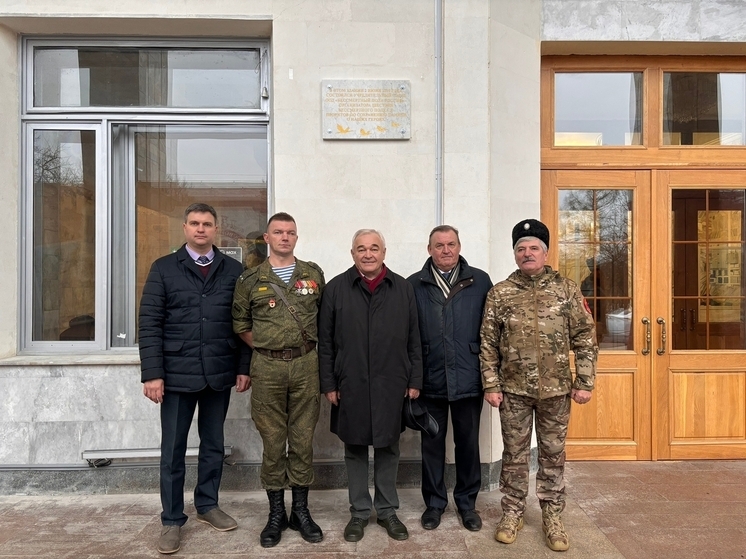 В Вязьме открыли мемориальную доску в честь десятилетия «Бессмертного полка»