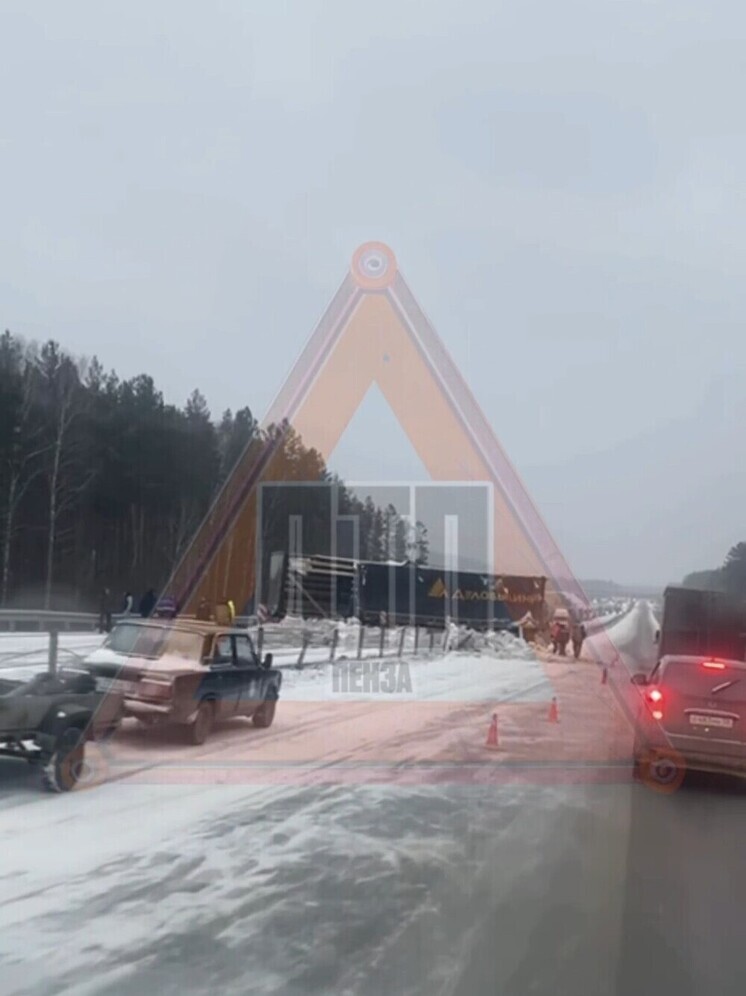 На трассе М-5 под Пензой фура врезалась в отбойник и перекрыла движение