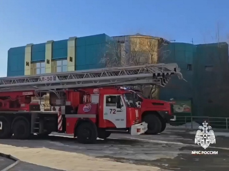 В Улан-Удэ тушат ТЦ «Баянгол»