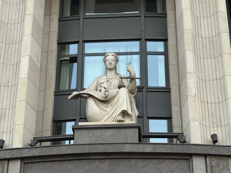 В Красноярске бизнесмена заочно осудили на 7 лет за взятку прокурору