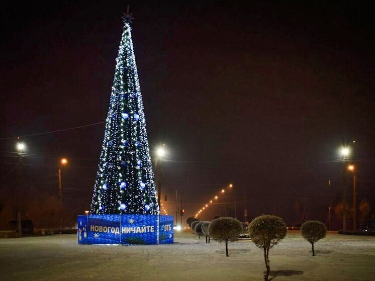 Известный банк подарил Красноярску яркую новогоднюю елку