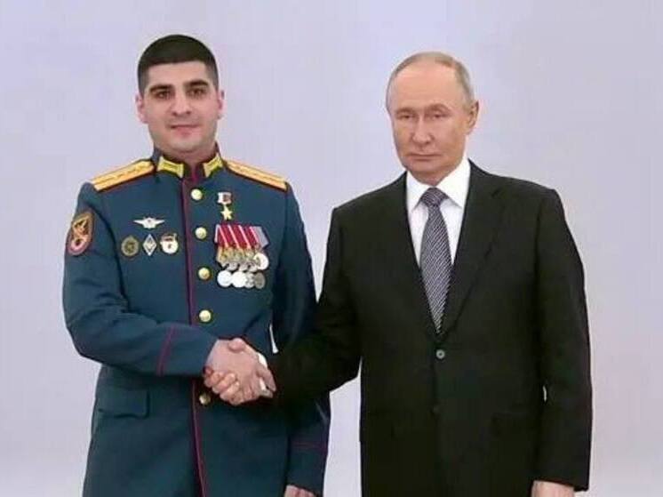 Владимир Путин вручил «Золотую Звезду» Героя России кадровому офицеру из Сочи