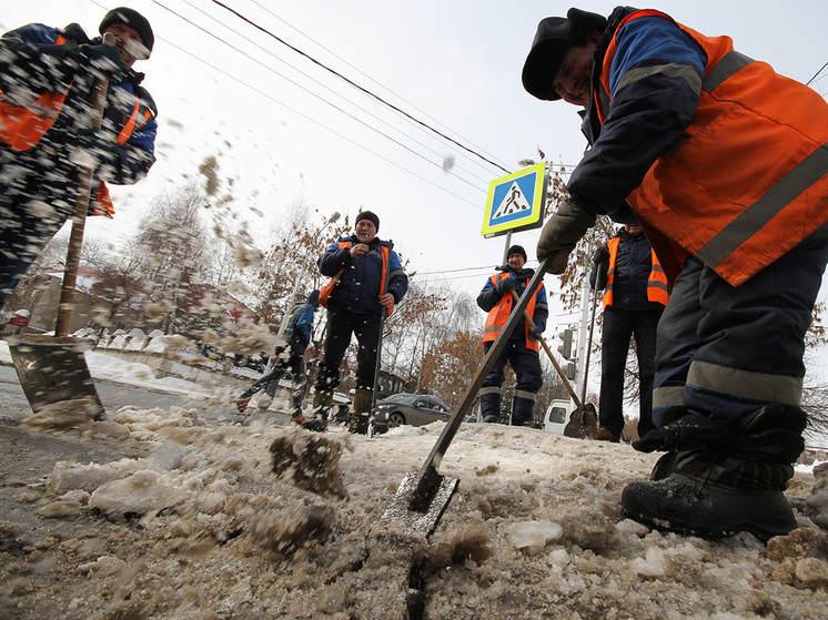 В Уфе убрали 728 кубометров снега