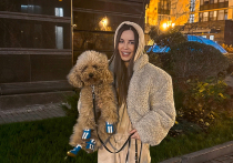 Популярную актрису и кинопродюсера Юлию Михалкову все чаще стали встречать в центре Москвы с элегантным кавалером, как его стали называть поклонники звезды в Интернете