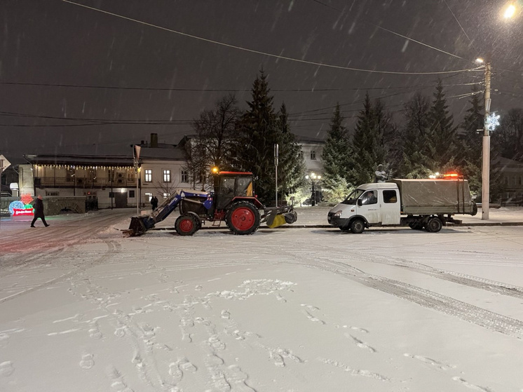 В Костроме дорожники ликвидируют последствия снегопада на городских улицах