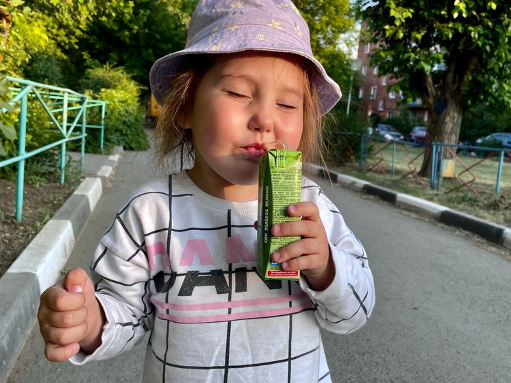 Омичам напомнили о новом правиле выезда: детям нужен отдельный загранпаспорт