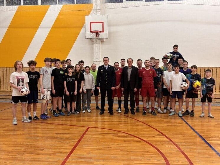 В День Героев Отечества пензенские полицейские сыграли в футбол с воспитанниками спортивного центра