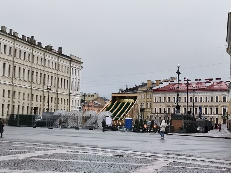 На Дворцовой площади в Петербурге возвели Рождественскую горку