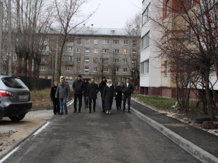 Депутаты Рязгордумы проверили благоустройство двора на улице Бронной