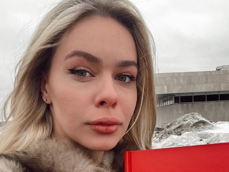 Выступавшая в одиночном катании 27-летняя российская фигуристка Анна Погорилая рассказала о традиции, укрепившейся в ее семье. Спортсменка, ее муж танцор на льду Андрей Невский и две их дочки сфотографировались у новогодней елки.